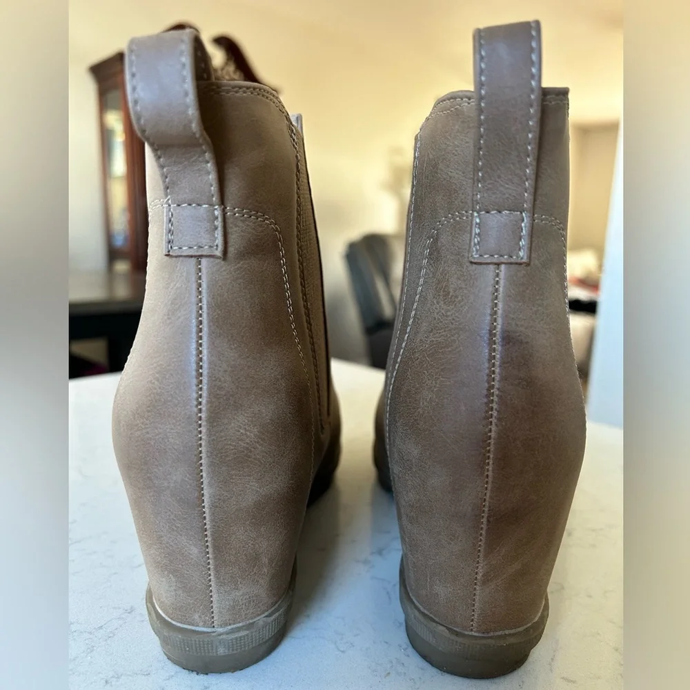 Women's Wedge Tan Ankle Chelsea Boots - Picture 4 of 13